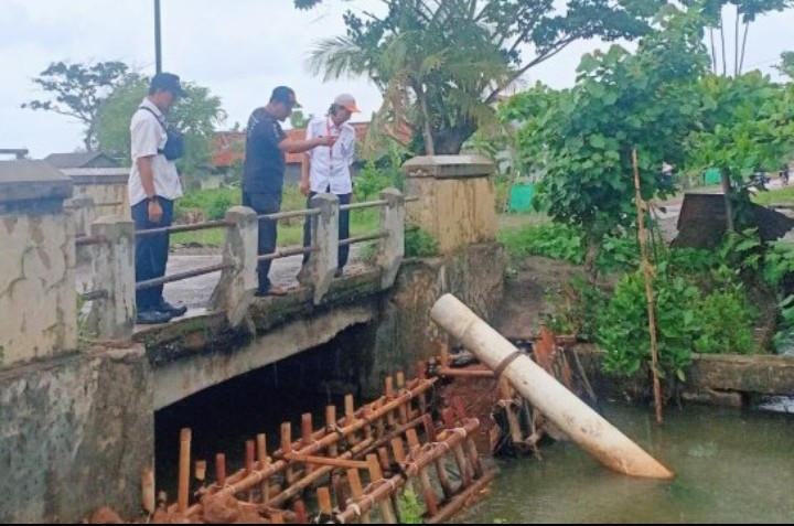 BPBD Pemalang memantau kesiapan sarpras untuk mengantisipasi banjir rob di pesisir Ulujami.