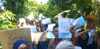 Masyarakat Desa Panjunan Kecamatan Petarukan Kabupaten Pemalang lakukan unjuk rasa menuntut pengembalian uang PBB yang diduga digelapkan perangkat desa (foto: Dokumen Impresife)